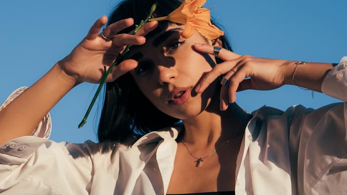 Horoskop Thema: Frau mit Blume