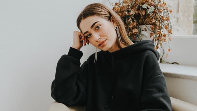 Horoskop Thema: Frau in schwarzem Pullover