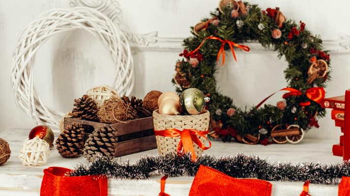 Adventskranz, Tannenzapfen und Weihnachtskugeln