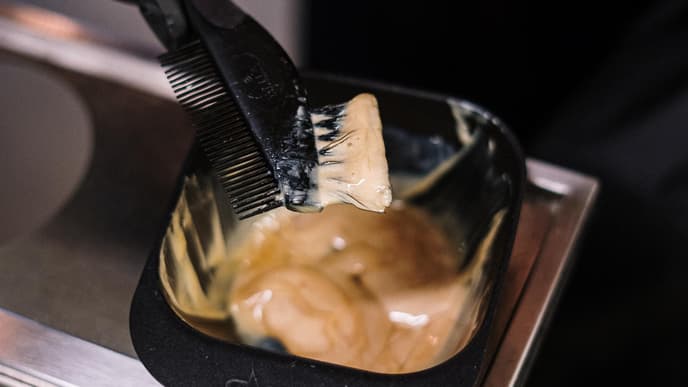 Haarfarbe im Farbtopf mit Pinsel