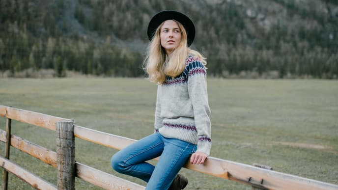 Horoskop: Frau im Feld