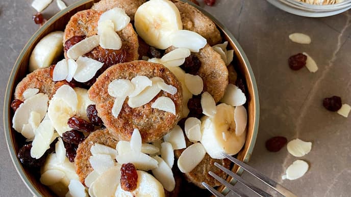 Schüssel mit Porridge und Toppings