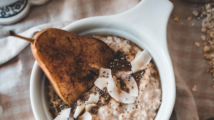 Porridge in einer weißen Porzellanschale