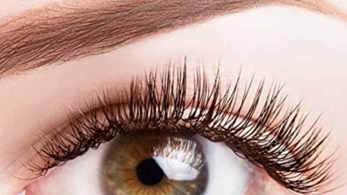 Auge mit langen Wimpern