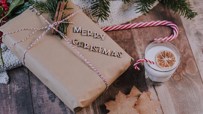 Weihnachtsgeschenk mit Getränk daneben