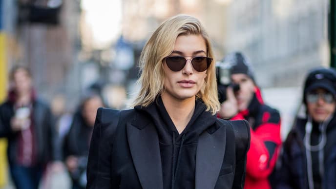 Hailey Bieber in schwarzem Blazer