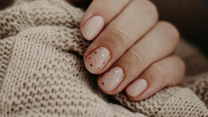 Fingernägel mir rosa Nagellack auf einer Decke