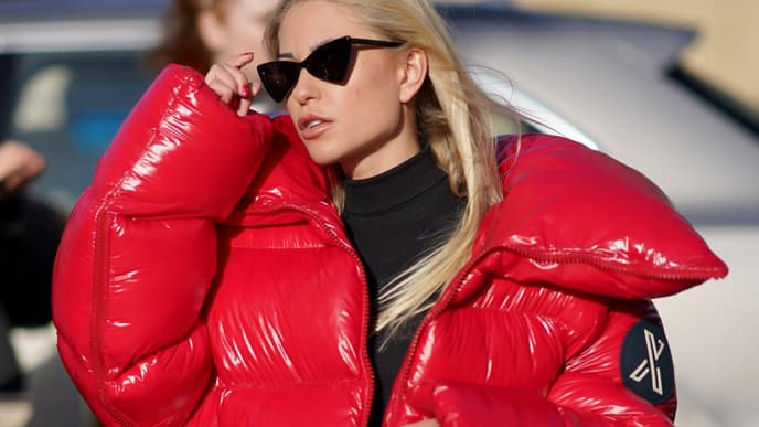 Bloggerin trägt Trend Farbe Rot