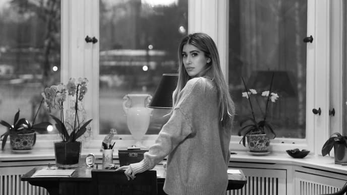 Diana June in ihrem zu Hause