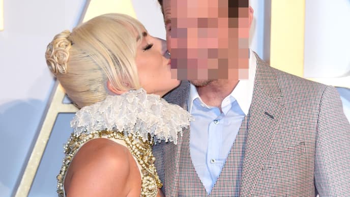 Lady Gaga küsst Bradley Cooper