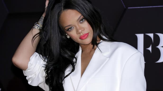 Rihanna mit roten Lippenstift in weißen Blazer-Anzug