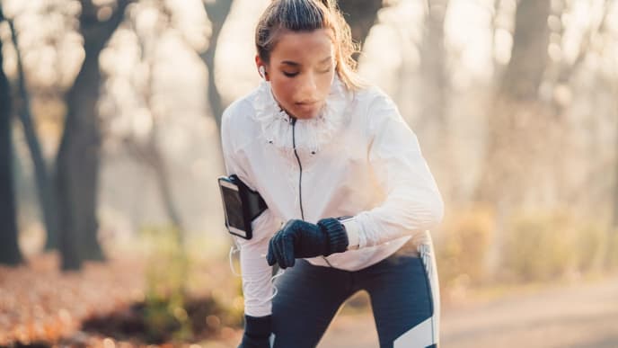 Frau beim Joggen draußen im Winter