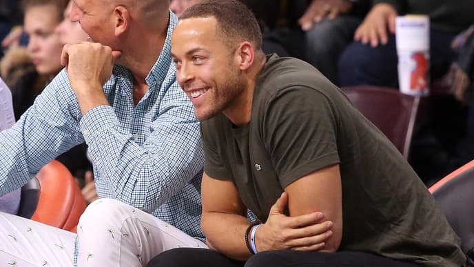 Andrej Mangold lächelt beim Basketballspiel