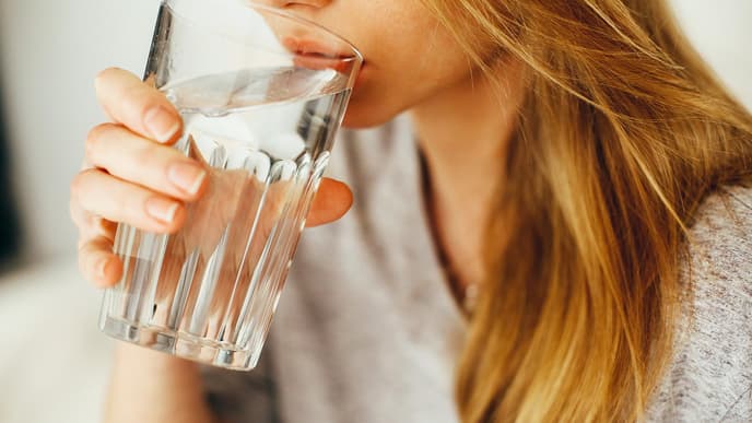 Frau trinkt Wasser