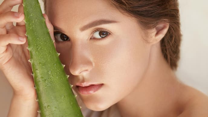 Frau mit Aloe Vera Pflanze in der Hand