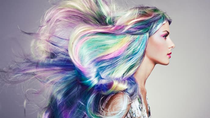 Holographic Hair: Frau mit bunten pastellfarbenen Haaren 