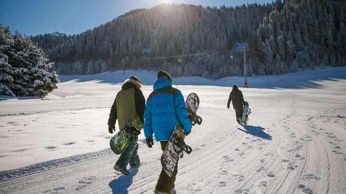 Drei Menschen im Schnee