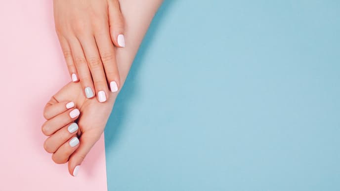 Fingernägel mit bunten Farben