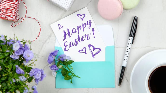 Osterkarte im Umschlag mit Macarons, Geschenken und Blumen