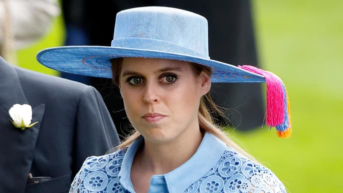 Prinzessin Beatrice im blauen Kleid