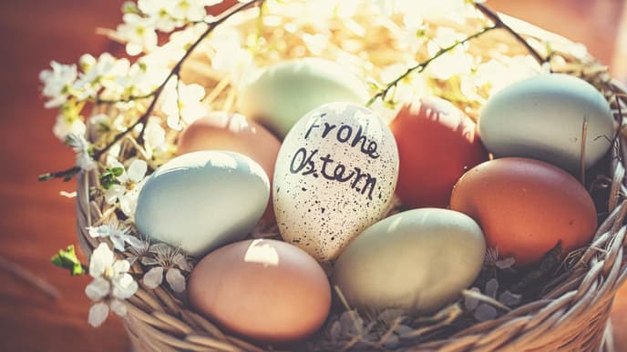 Wann ist Ostern? Osterkörbchen mit bunten Ostereiern
