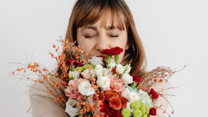 Horoskop Thema: Frau hält Blumenstrauß