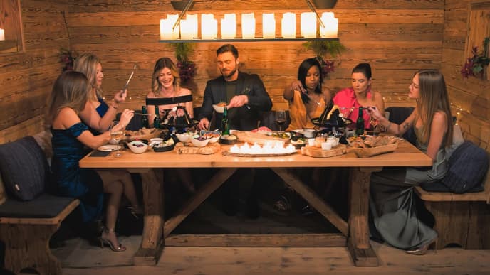 Bachelor 2021 Niko Griesert mit Kandidatinnen am Tisch