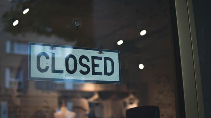 Corona Beschlüsse zu Ostern: Türschild mit Aufschrift "Closed"