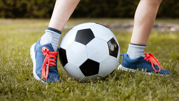 Kind schießt Fußball