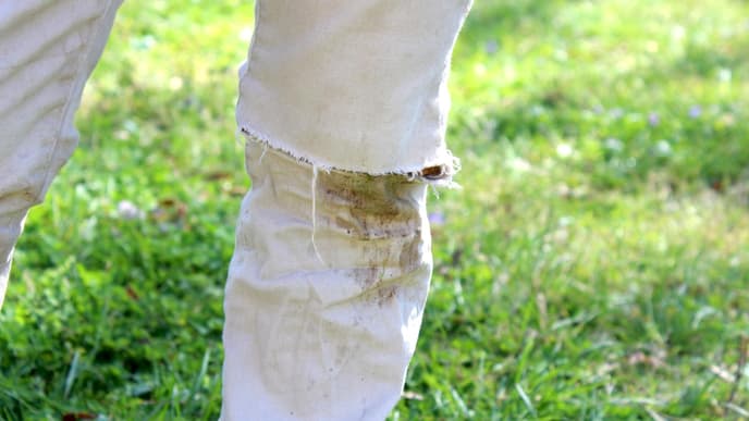 Grasflecken auf weißer Jeans