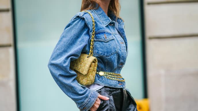 Jeansjacke mit Gürtel aus Gliederketten