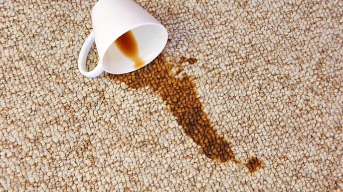 Kaffee auf Teppich ausgelaufen