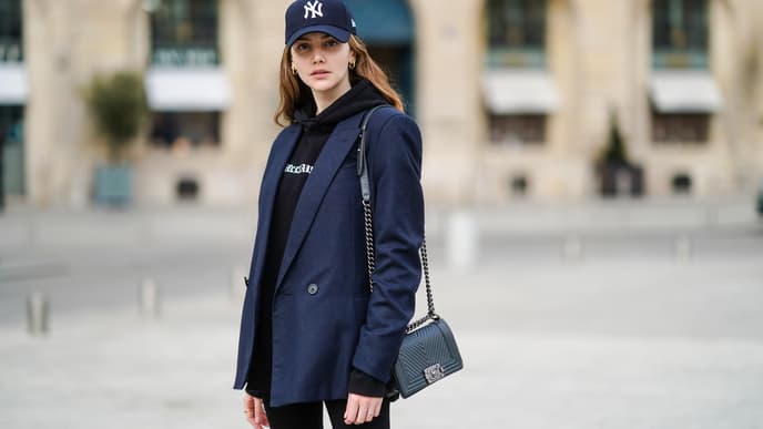 Influencerin trägt Hoodie mit Blazer