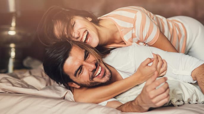 Paar liegt glücklich im BEtt
