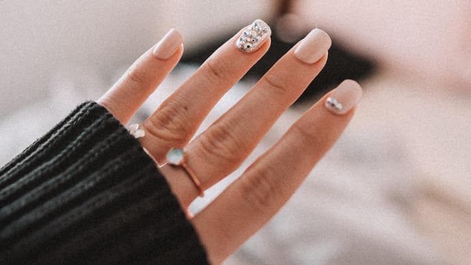 Naegel mit Strass