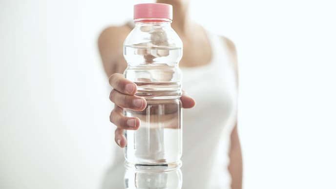 Frau hält Wasserflasche
