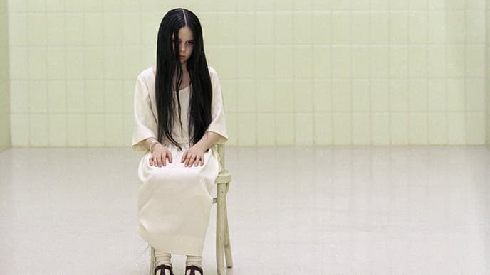 Samara von "The Ring" sitzt auf einem Stuhl