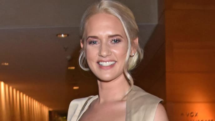 Sarah Knappik im goldenen Abendkleid
