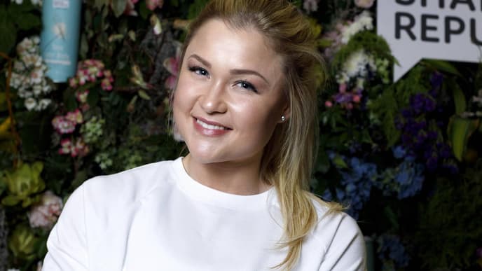 Sophia Thiel im weißen Oberteil