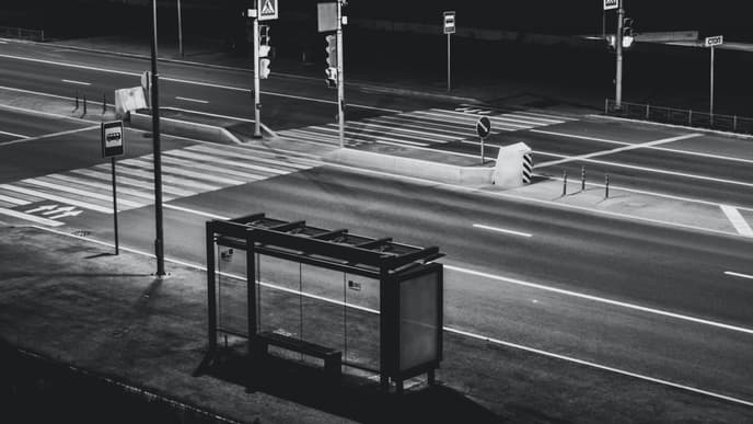Leere Straße bei Nacht