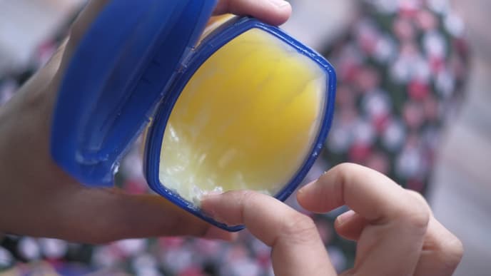 Frau hält Vaseline in der Hand 