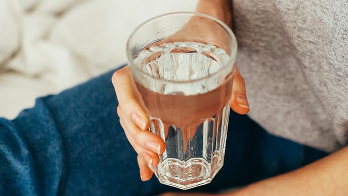 Frau hält Wasser in der Hand