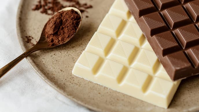 Weiße Schokolade und Milchschokolade auf einem Teller