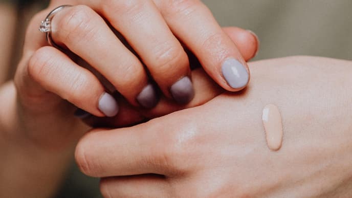 Hand mit BB Cream