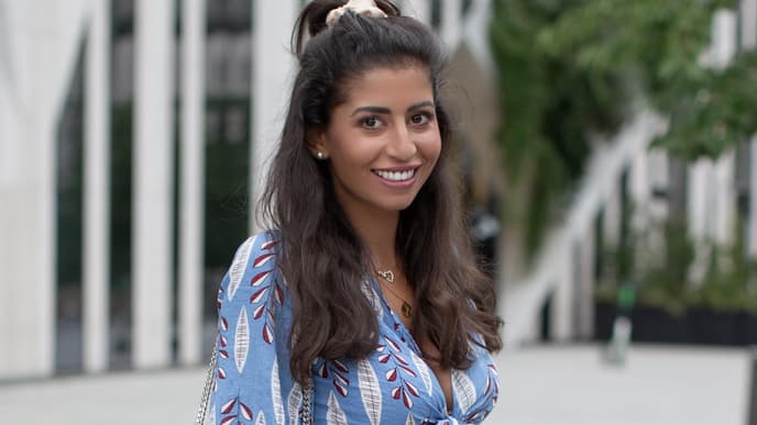 Eva Benetatou im Sommer-Outfit 