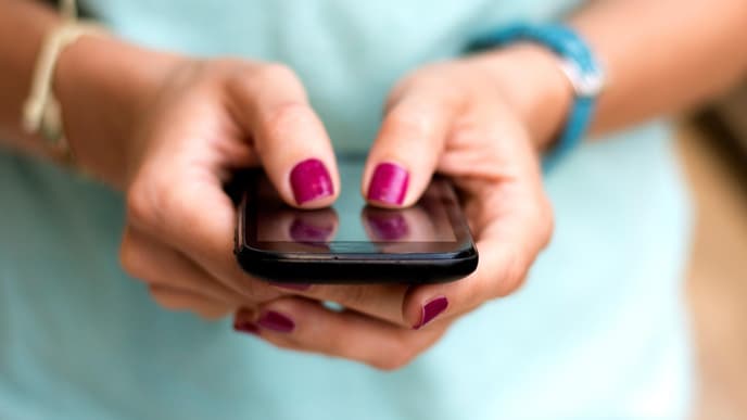 Frau haelt Handy