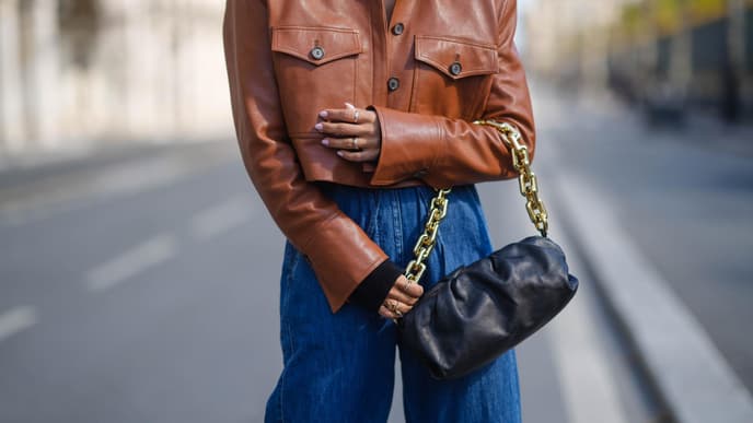 Schwarze Handtasche mit goldener Tragekette