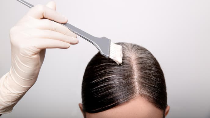 Frau mit Haarfarbe und Pinsel