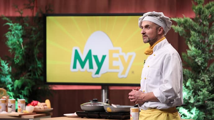 Chef steht vor Screem mit "MyEy"