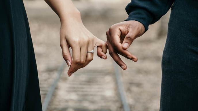 5 Senses for Love: Zwei Hände mit Ring